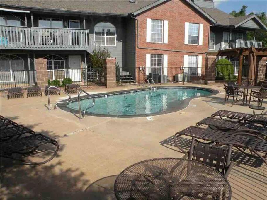 Great Lower Level 1-Bedroom Condo On Scenic Bluff Creek Park Oklahoma City Eksteriør bilde