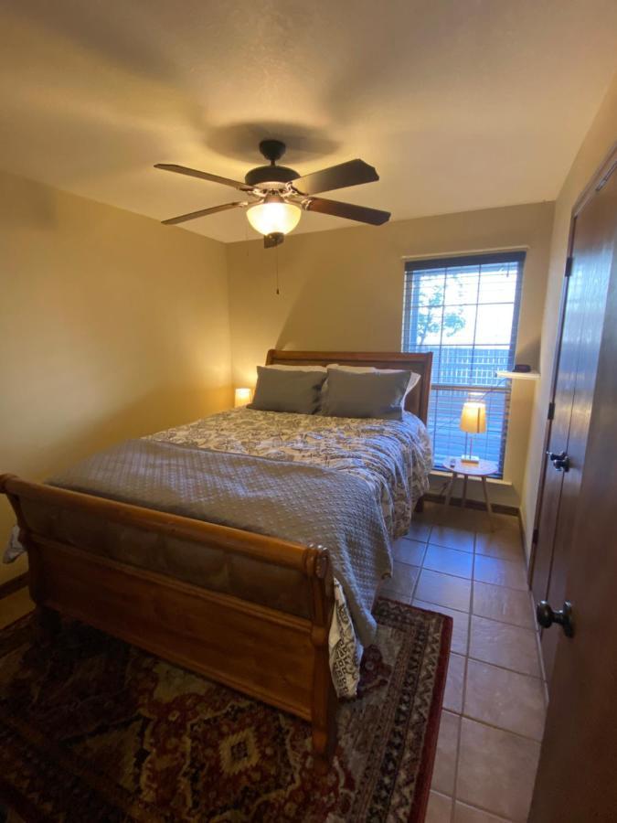 Great Lower Level 1-Bedroom Condo On Scenic Bluff Creek Park Oklahoma City Eksteriør bilde