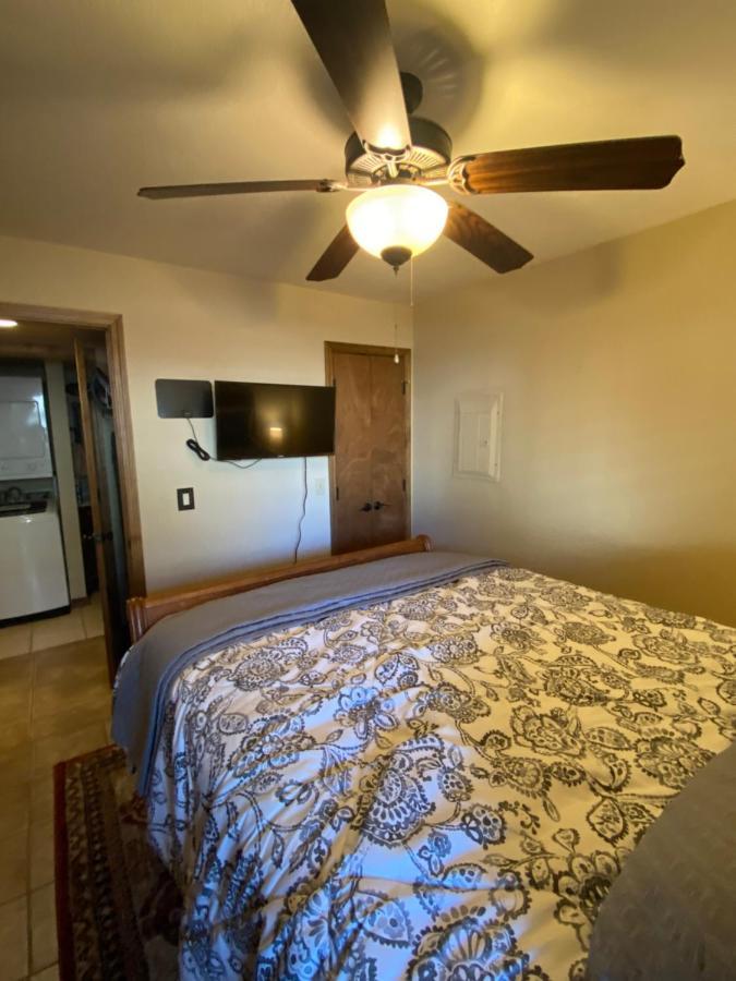 Great Lower Level 1-Bedroom Condo On Scenic Bluff Creek Park Oklahoma City Eksteriør bilde